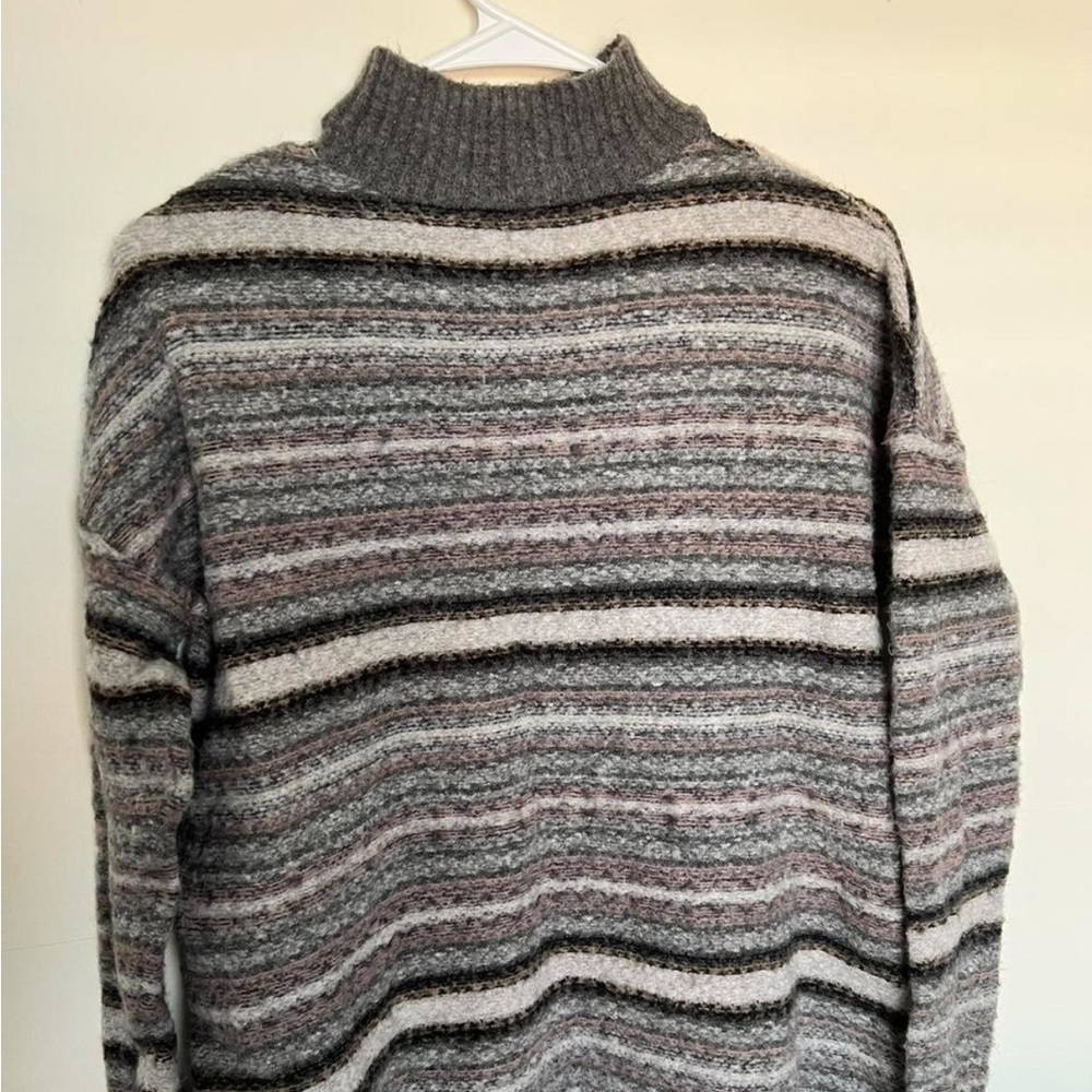 American Eagle Outfitters Gray and Black Turtleneck Sweater